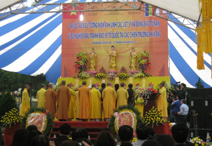 Vietnamese expats visit Pac Bo Historical Site, Cao Bang province 	 - ảnh 3